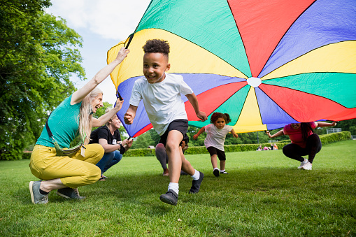 kids running under parachute