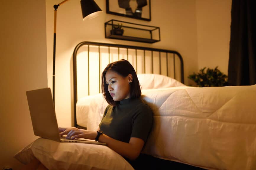 Woman-working-from-her-laptop-at-home-late-at-night