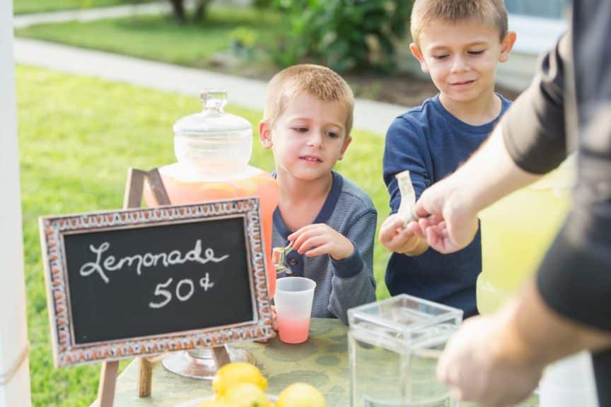 boys-lemonade-stand-taking-payment