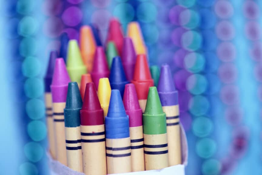 bundle-crayons-blue-background