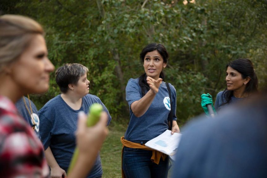 woman-preparing-volunteers-park